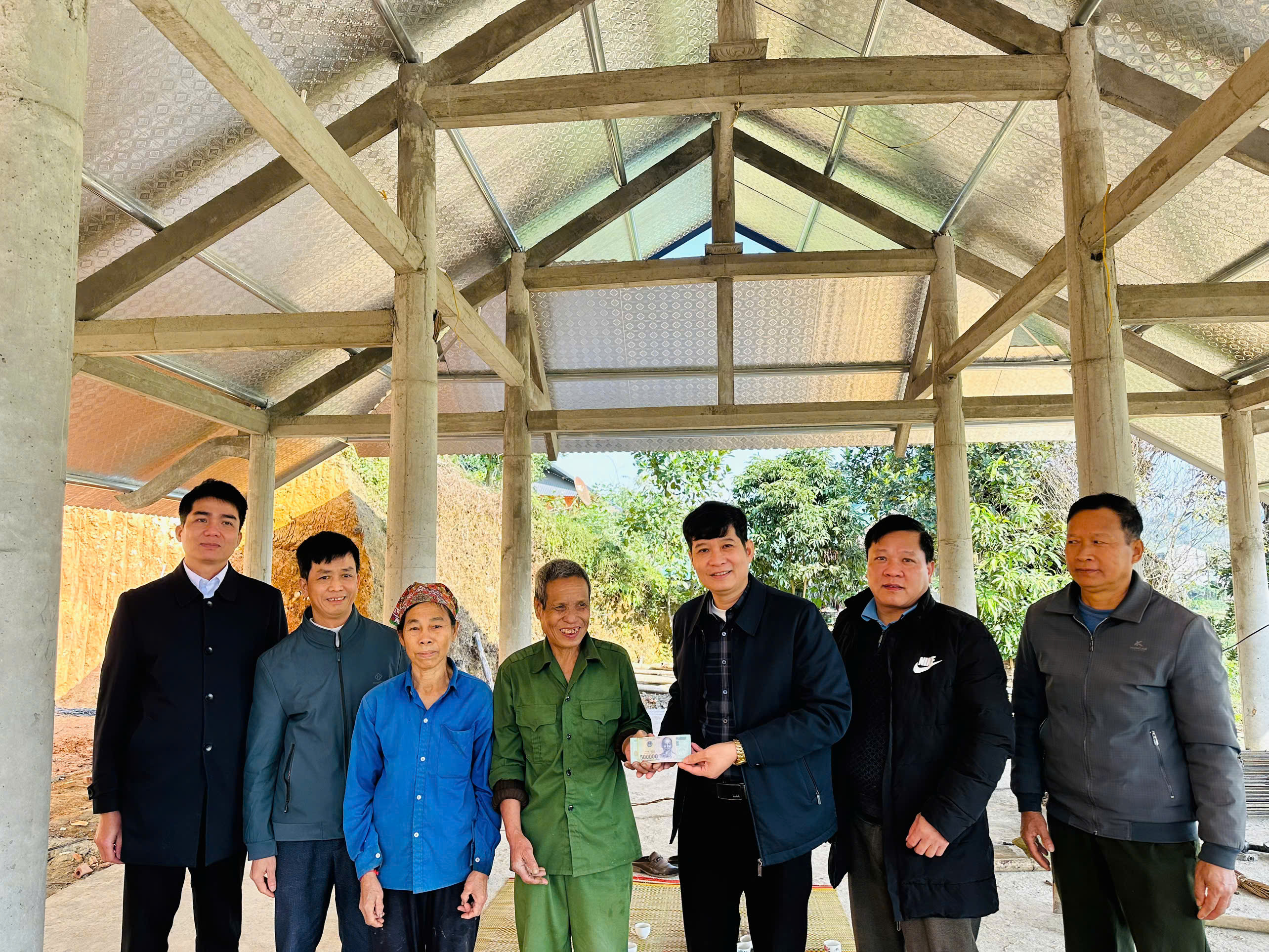 Hòa An: Trao tiền hỗ trợ xây dựng nhà ở cho hộ nghèo có hoàn cảnh khó khăn do tổ chức LDSC/Hoa Kỳ tài trợ.