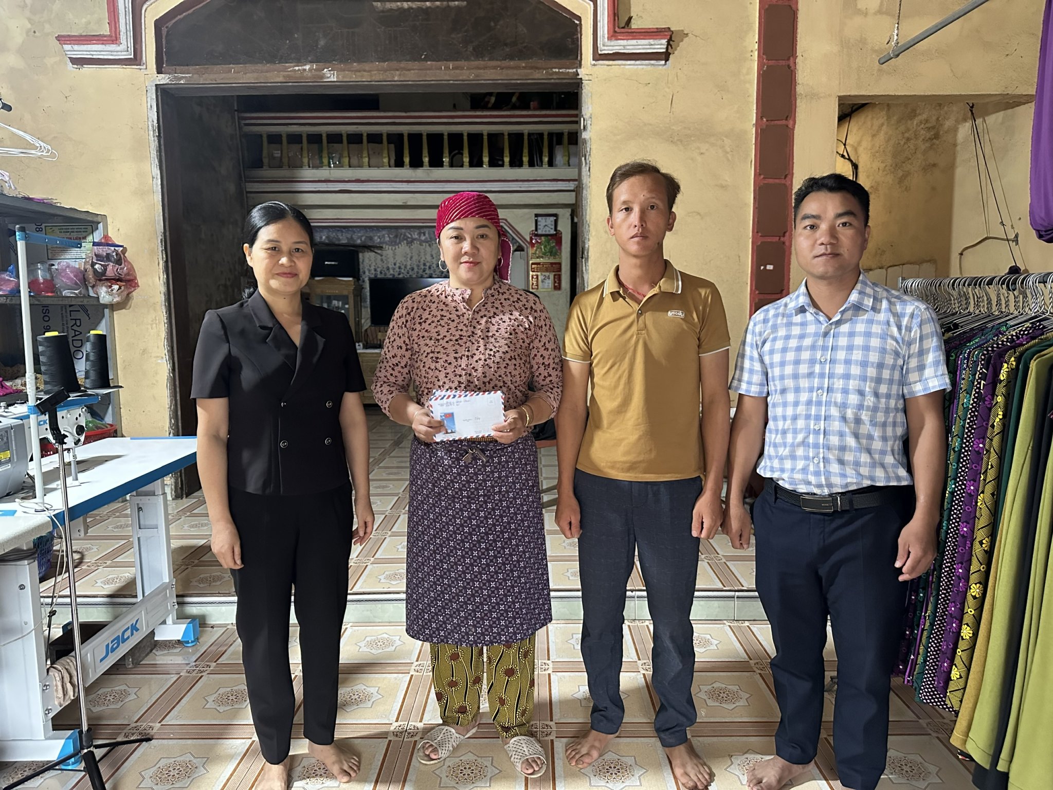 Đồng chí Đặng Thị Hưởng, Chủ tịch UBND xã thăm, tặng quà người có công nhân dịp 27/7