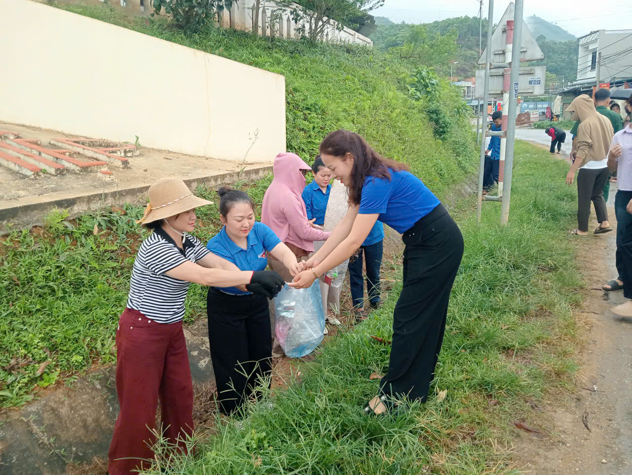 Xã Liên Hiệp ra quân hưởng ứng phong trào thi đua “Toàn dân chung tay bảo vệ môi trường, vì một Việt Nam xanh - sạch - đẹp”