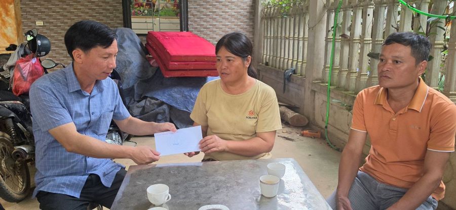 Lãnh đạo xã thăm hỏi gia đình có nạn nhân tử vong do đuối nước