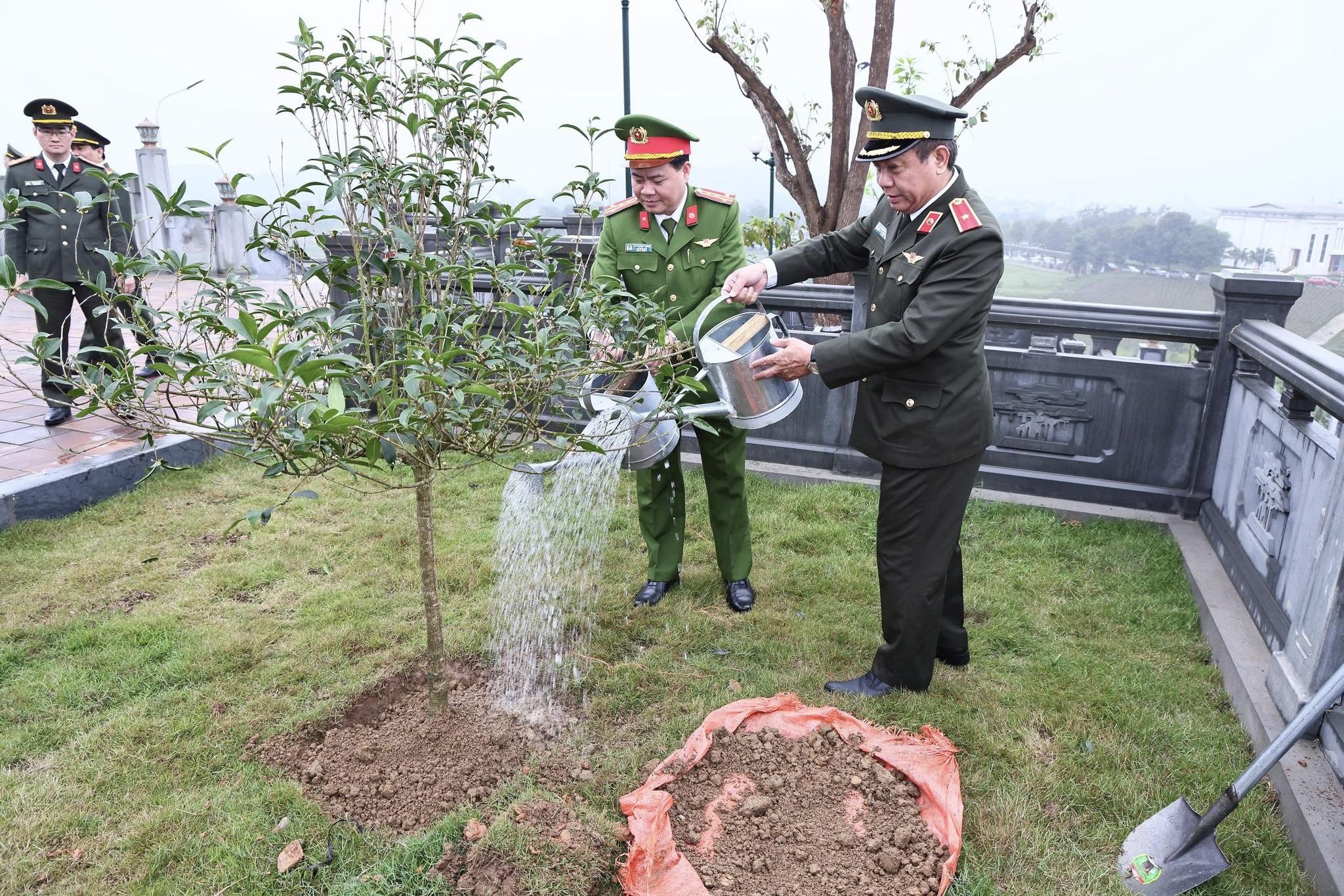 ”TRỒNG CÂY NÀO, SỐNG CÂY ĐÓ” - MỆNH LỆNH TỪ MÀU ÁO XANH CÔNG AN TUYÊN QUANG