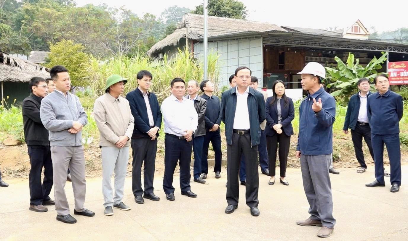 Đồng chí Phó Chủ tịch Thường trực UBND tỉnh Tuyên Quang kiểm tra thực địa tiến độ thực hiện Dự án cải tạo, nâng cấp tuyến đường cách mạng từ xã Tân Trào đi xã Trung Yên (huyện Sơn Dương cũ)