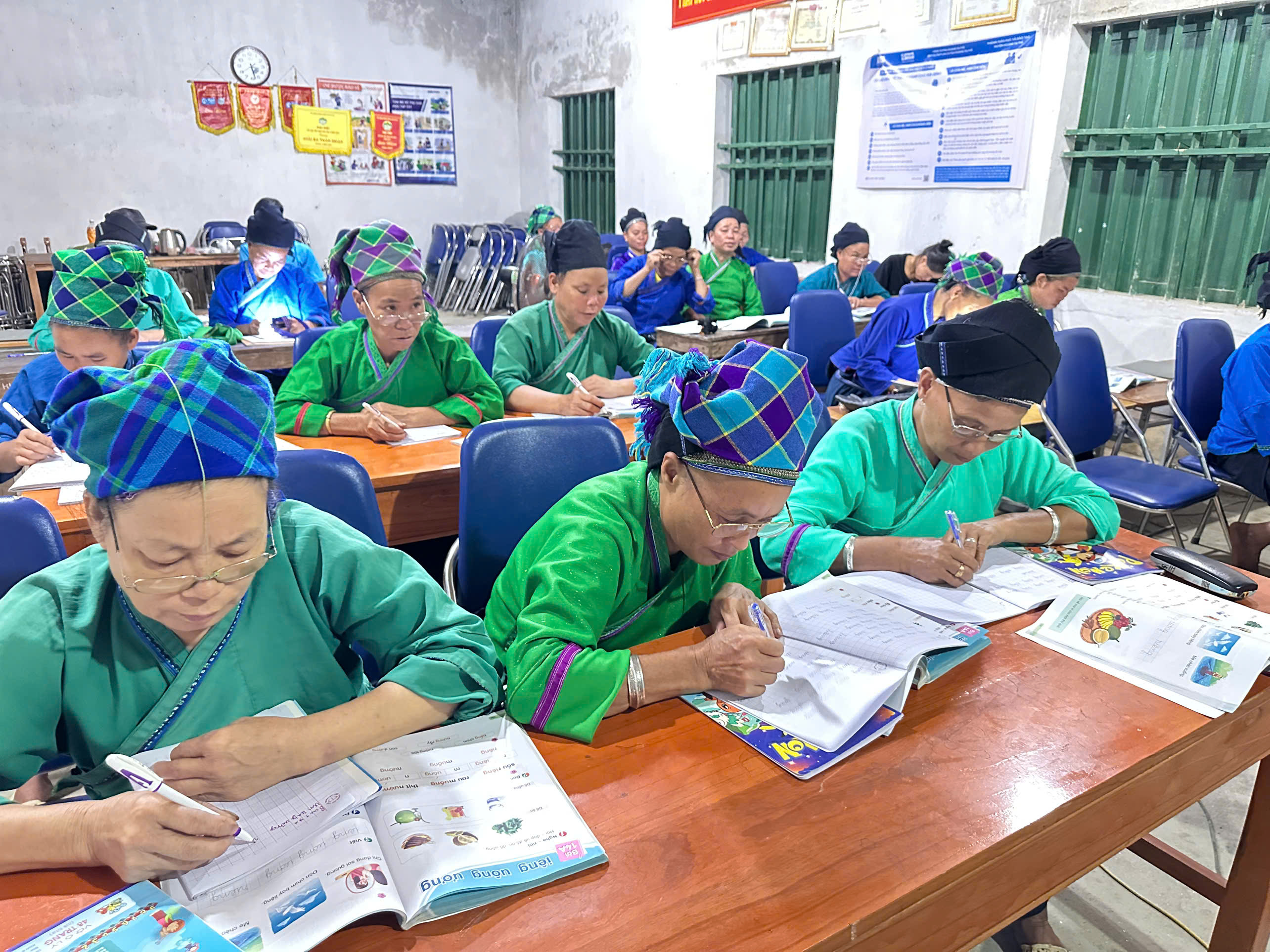 Thàng Tín tổ chức thi hoàn thành chương trình học xóa mù chữ giai đoạn 1 tại thôn Cóc Cái