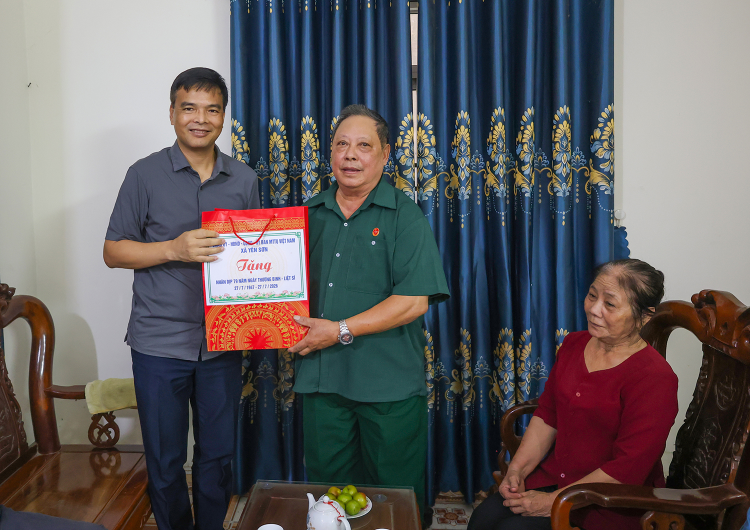 Đồng chí Chủ tịch UBND xã thăm hỏi, tặng quà gia đình chính sách nhân kỷ niệm 79 năm Ngày Thương binh - Liệt sĩ