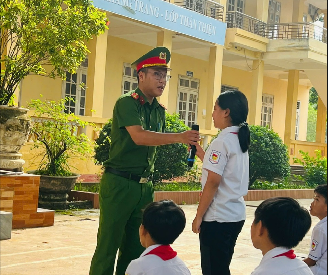 CÔNG AN XÃ SƠN DƯƠNG TĂNG CƯỜNG CÔNG TÁC TUYÊN TRUYỀN PHÒNG CHỐNG ĐUỐI NƯỚC CHO HỌC SINH