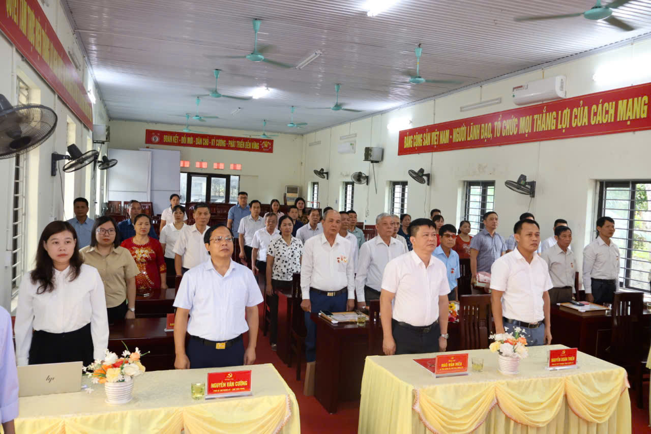 Trao huy hiệu Đảng ch cờ.jpg