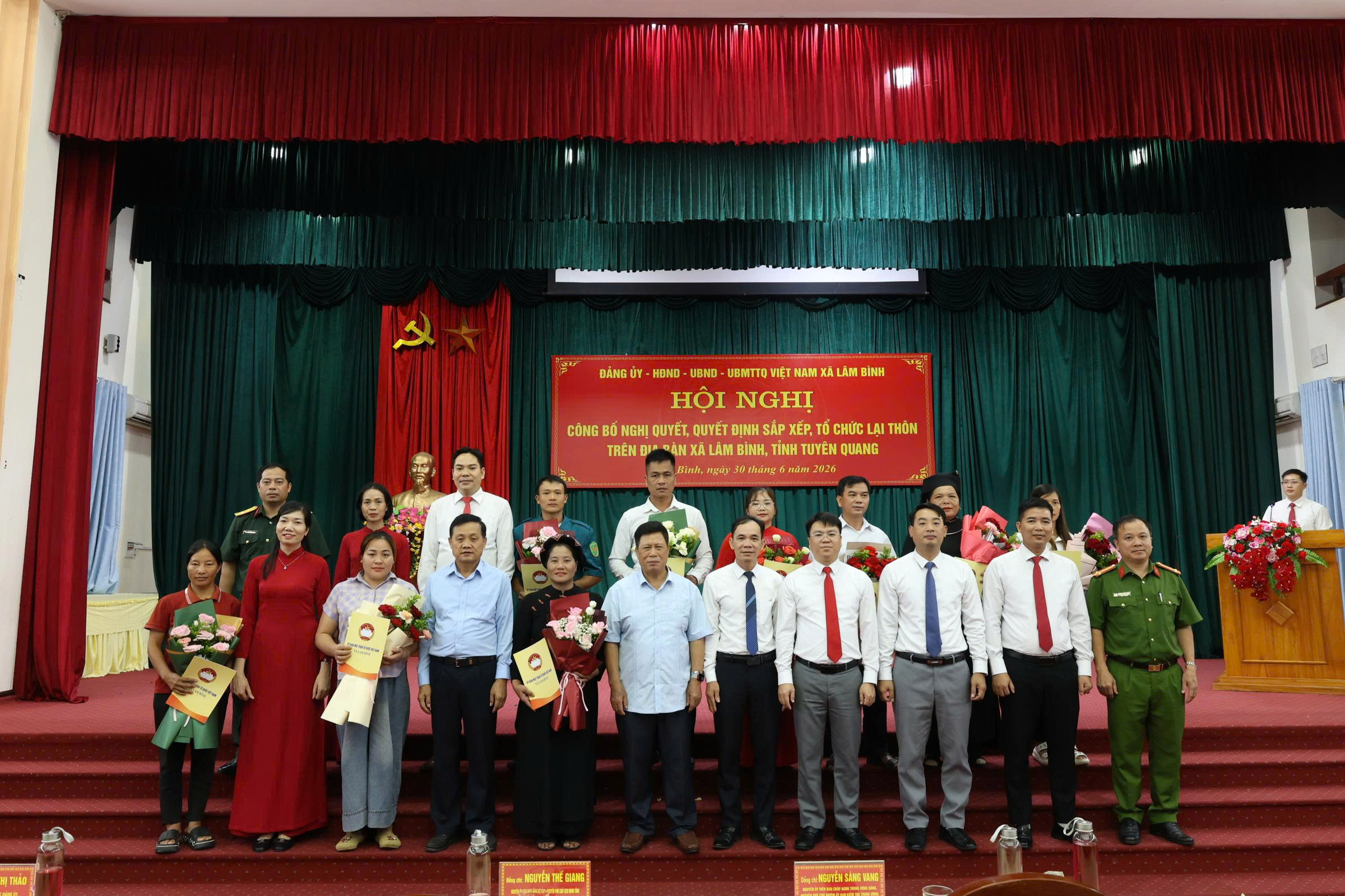 Đảng ủy, HĐND, UBND, Ủy ban MTTQ Việt Nam xã Lâm Bình tổ chức Hội nghị công bố các nghị quyết, quyết định sắp xếp, tổ chức lại thôn