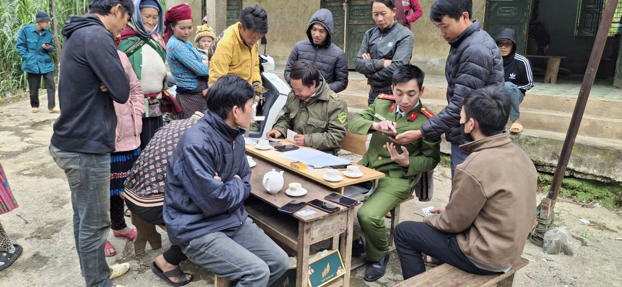 CÔNG AN XÃ ĐƯỜNG THƯỢNG TIẾP TỤC ĐẨY MẠNH CÔNG TÁC HƯỚNG DẪN, TUYÊN TRUYỀN, VẬN ĐỘNG NGƯỜI DÂN KÍCH HOẠT ĐỊNH DANH ĐIỆN TỬ MỨC 2 TRÊN ĐỊA BÀN.