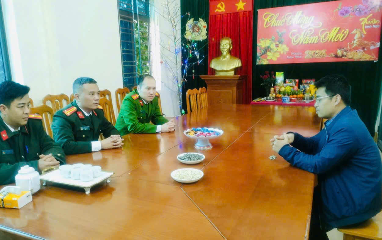 Chủ tịch UBND xã Tùng Vài kiểm tra chế độ trực Tết của các lực lượng