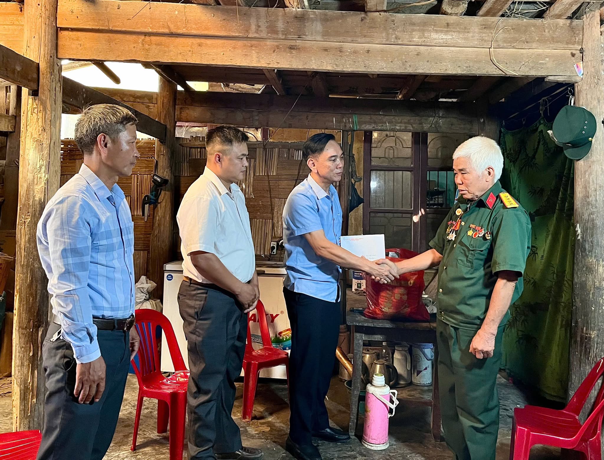 CHỦ TỊCH UBND XÃ TRUNG THỊNH THĂM, TẶNG QUÀ NGƯỜI CÓ CÔNG NHÂN DỊP KỶ NIỆM 79 NĂM NGÀY THƯƠNG BINH - LIỆT SĨ