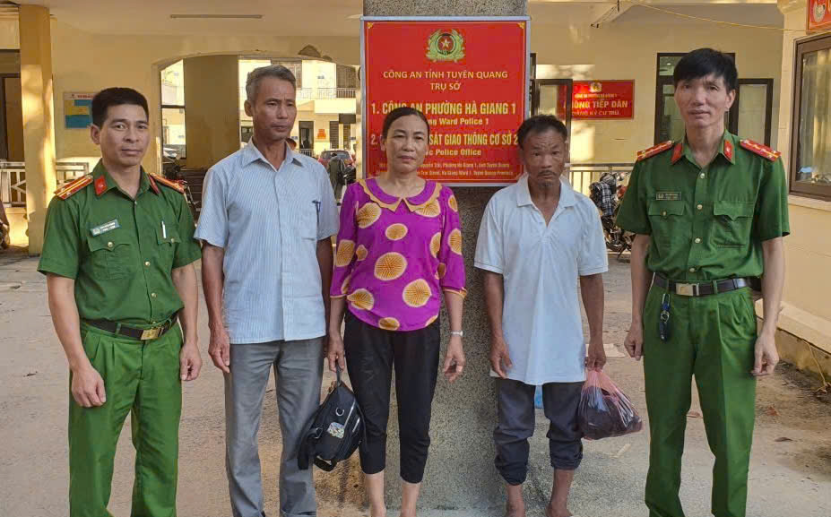 CÔNG AN PHƯỜNG HÀ GIANG 1 GIÚP NGƯỜI DÂN ĐI LẠC TRỞ VỀ VỚI GIA ĐÌNH