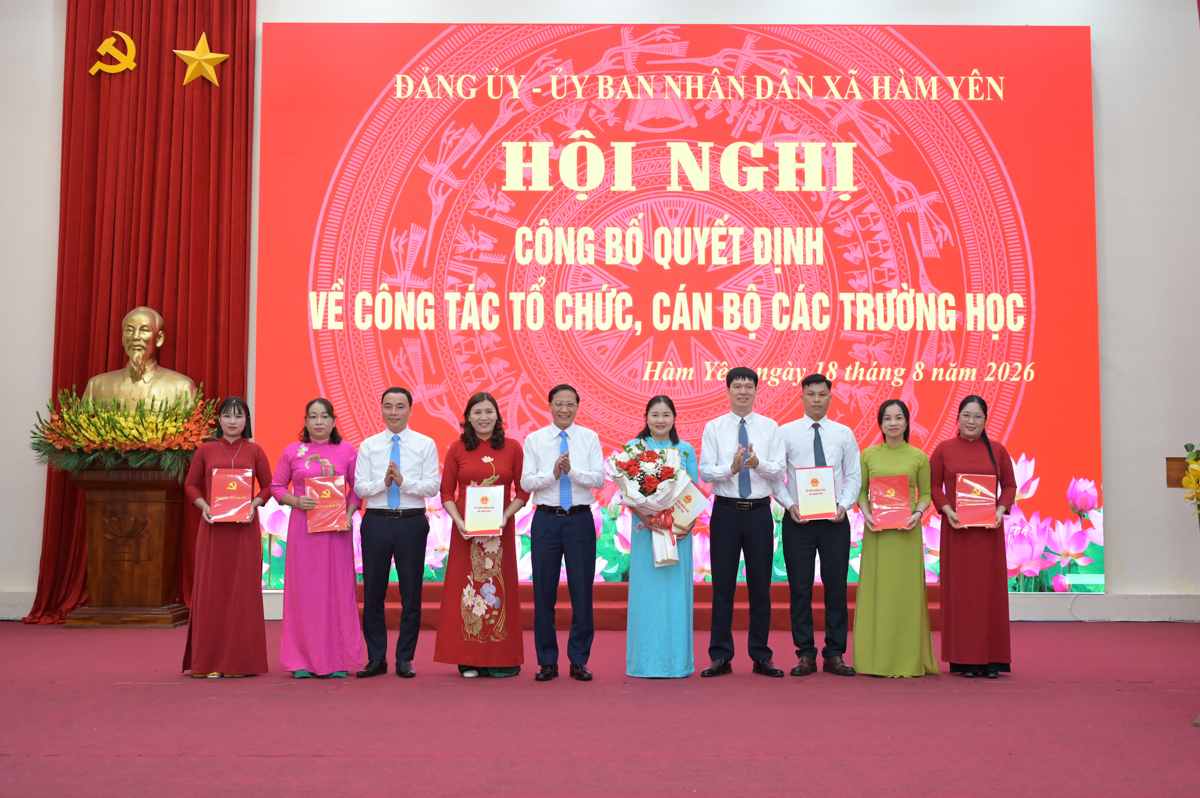 Hàm Yên công bố Quyết định về công tác tổ chức, cán bộ các trường học