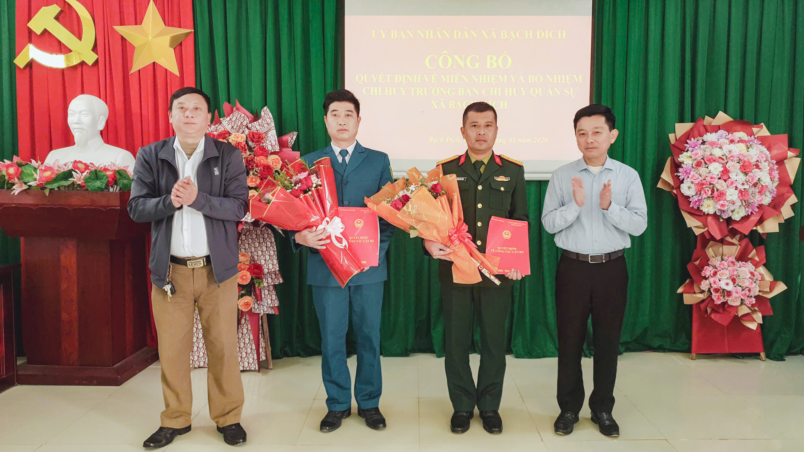 UBND xã Bạch Đích công bố Quyết định về miễn nhiệm và bổ nhiệm Chỉ hủy trưởng Ban chỉ huy quân sự xã