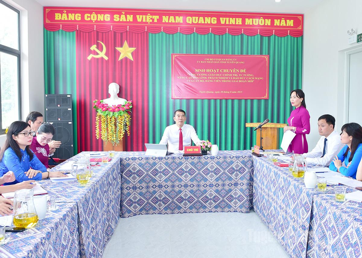 Chi bộ Cơ quan Đảng uỷ UBND tỉnh sinh hoạt chuyên đề tại Khu di tích Quốc gia đặc biệt Tân Trào