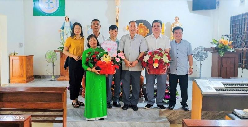 Các đồng chí lãnh đạo xã thăm, chúc mừng Lễ Phục sinh tại điểm sinh hoạt tôn giáo thôn Bó Loỏng