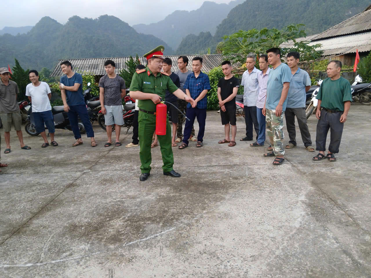 CÔNG AN XÃ BẠCH NGỌC PHỐI HỢP TUYÊN TRUYỀN PHÁP LUẬT VỀ PCCC, CỨU NẠN CỨU HỘ VÀ BẢO VỆ RỪNG 