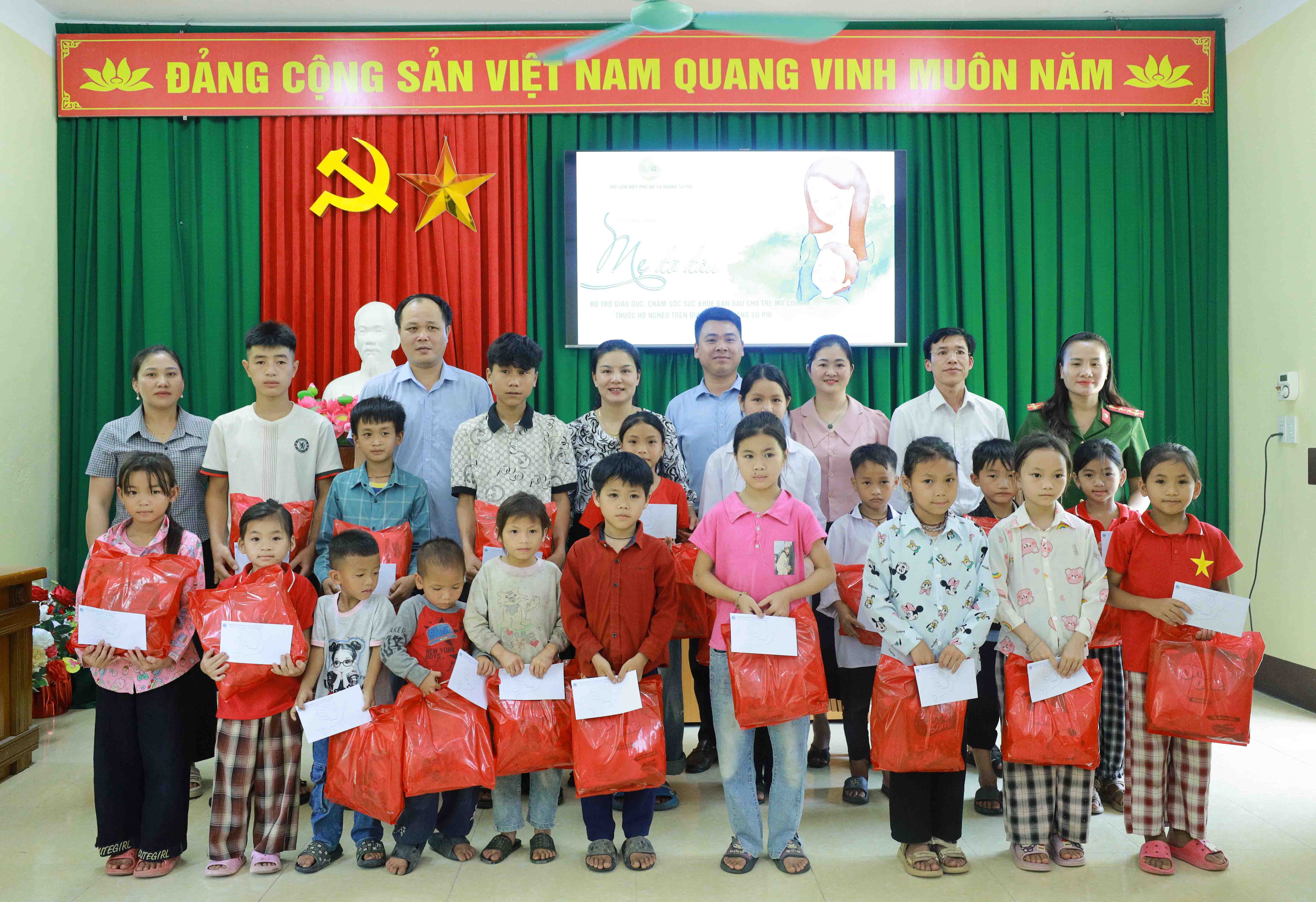 Gặp mặt, tặng quà và thăm khám sức khỏe cho trẻ mồ côi thuộc diện hộ nghèo trên địa bàn xã nhân dịp 1/6