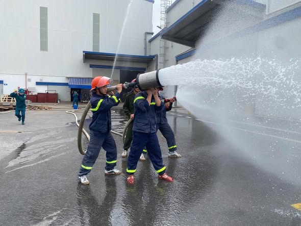 TÍCH CỰC TẬP LUYỆN, CHUẨN BỊ DIỄN TẬP PHƯƠNG ÁN CHỮA CHÁY VÀ CNCH CẤP TỈNH NĂM 2025