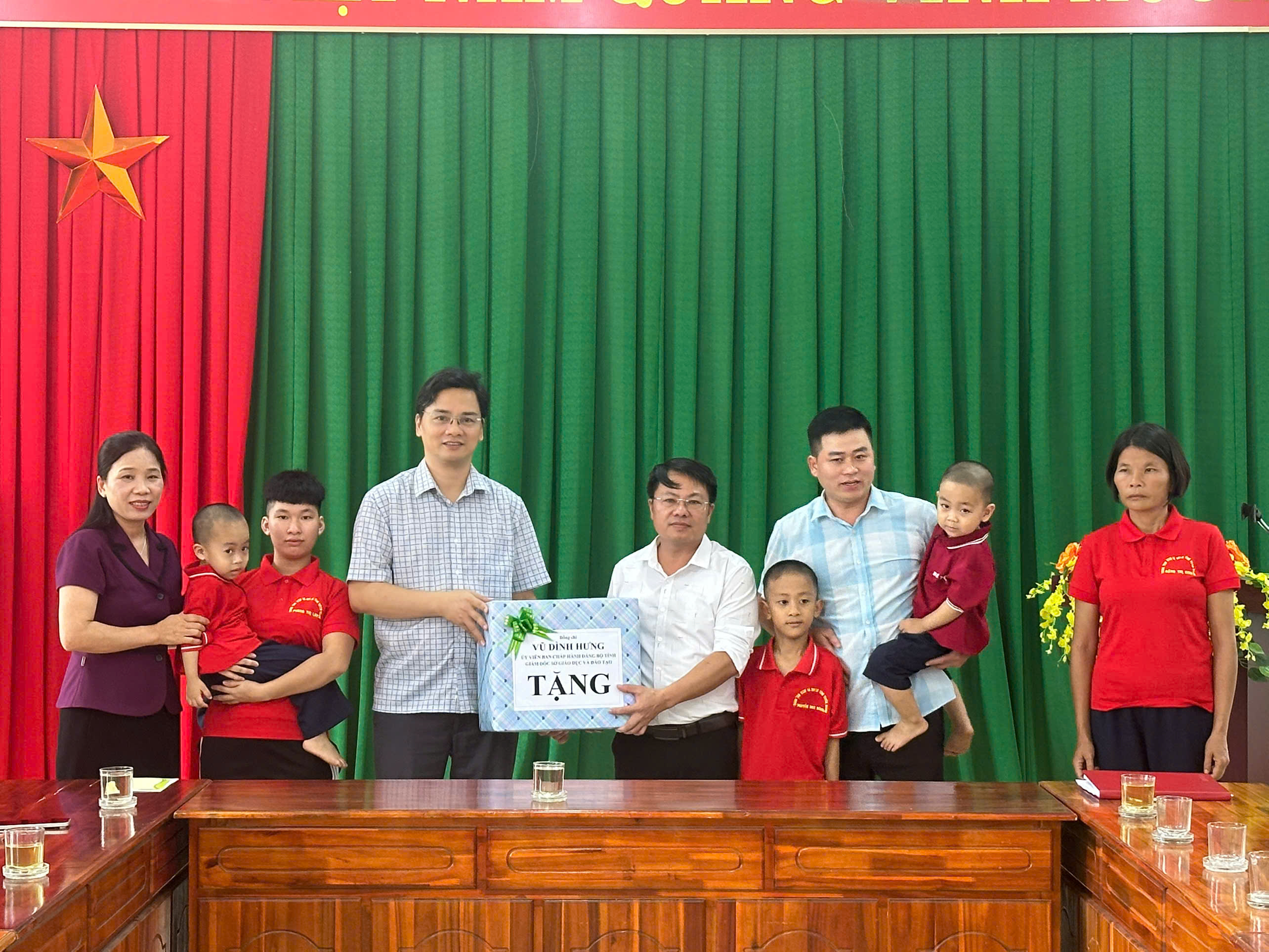 Lãnh đạo Sở Giáo dục và Đào tạo tỉnh Tuyên Quang thăm, tặng quà thiếu nhi tại Trung tâm nhân dịp 1/6/2026