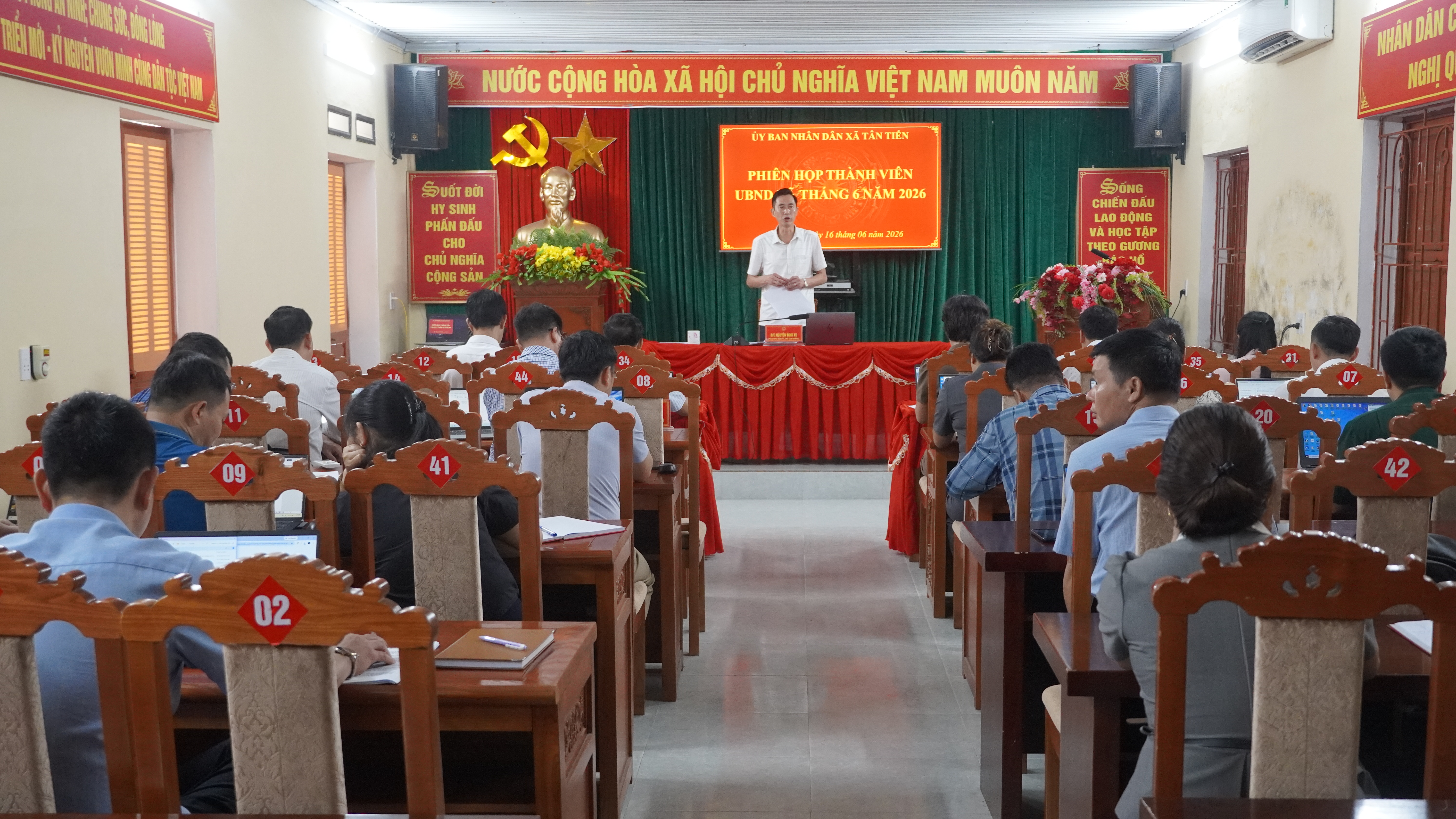 Ủy ban nhân dân xã Tân Tiến họp thành viên kỳ tháng 6 