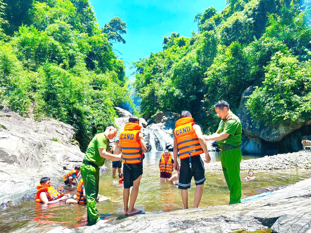 CÔNG AN XÃ TÂN THANH TUYÊN TRUYỀN PHÒNG, CHỐNG ĐUỐI NƯỚC VÀ HƯỚNG DẪN KỸ NĂNG SƠ CỨU NGƯỜI BỊ ĐUỐI NƯỚC