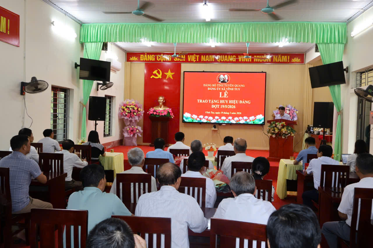 Trao huy hiệu Đảng..jpg