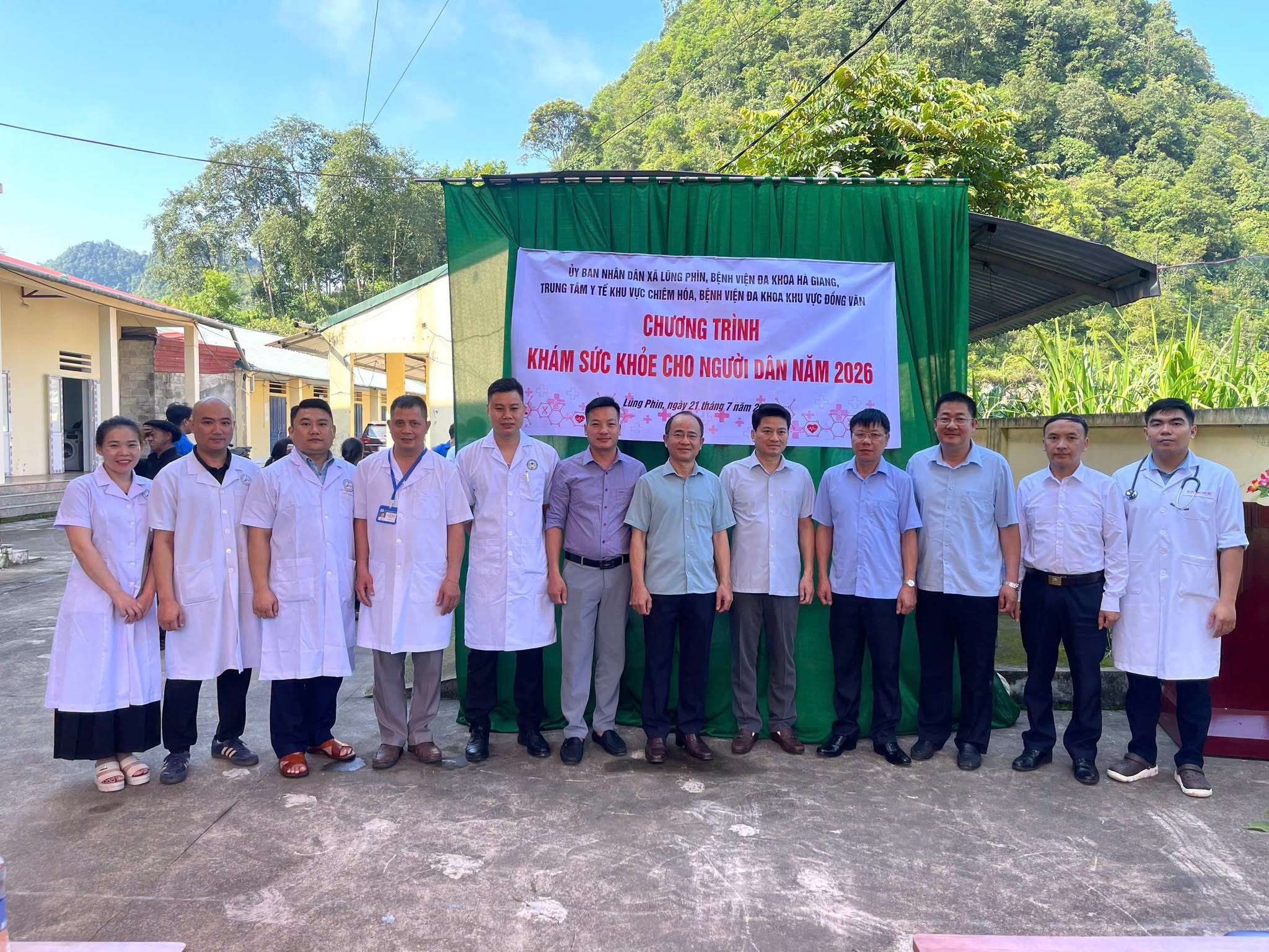LŨNG PHÌN TỔ CHỨC KHÁM SỨC KHỎE VÀ CẤP PHÁT THUỐC MIỄN PHÍ CHO NGƯỜI DÂN