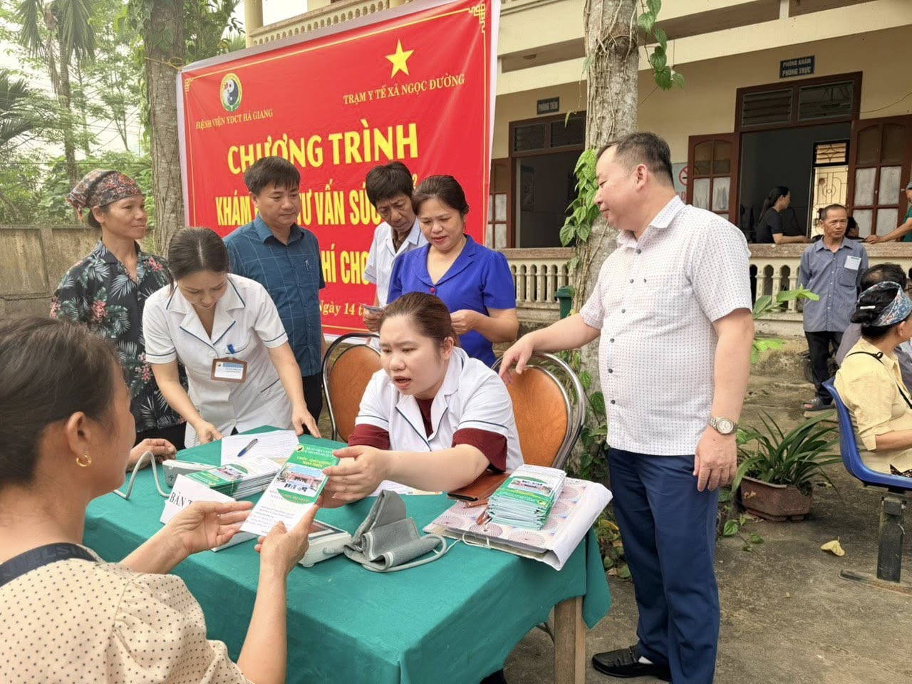 Bệnh viện Y dược cổ truyền Hà Giang phối hợp với UBND xã Ngọc Đường tổ chức khám, tư vấn sức khỏe cho người dân