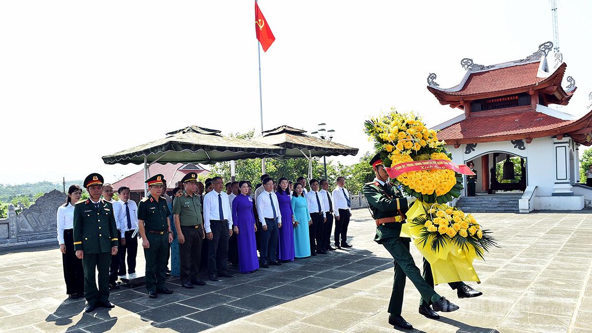 Đoàn đại biểu tỉnh dâng hương tưởng niệm các Anh hùng liệt sĩ