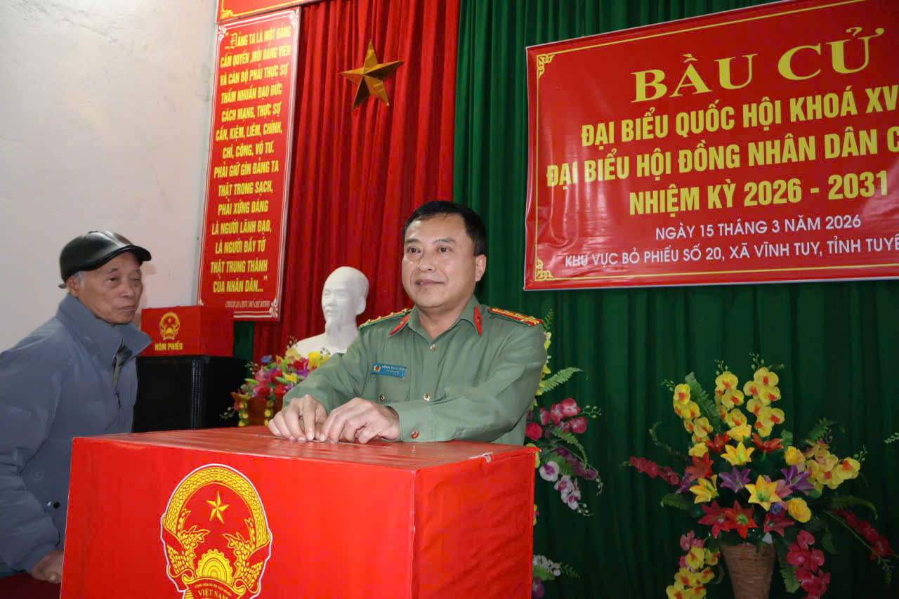 Đc C an tỉnh bỏ phiếu.jpg