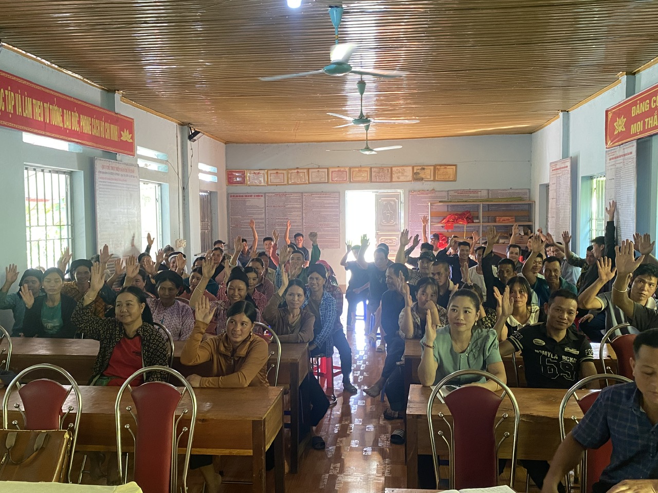 Nhân dân thôn Bó Đướt tham gia tham vấn về chủ trương sắp xếp, sáp nhập đơn vị hành chính cấp xã
