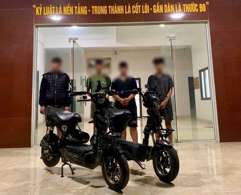 PHÁT HIỆN NHÓM THIẾU NIÊN MANG THEO HUNG KHÍ NGUY HIỂM KHI THAM GIA GIAO THÔNG