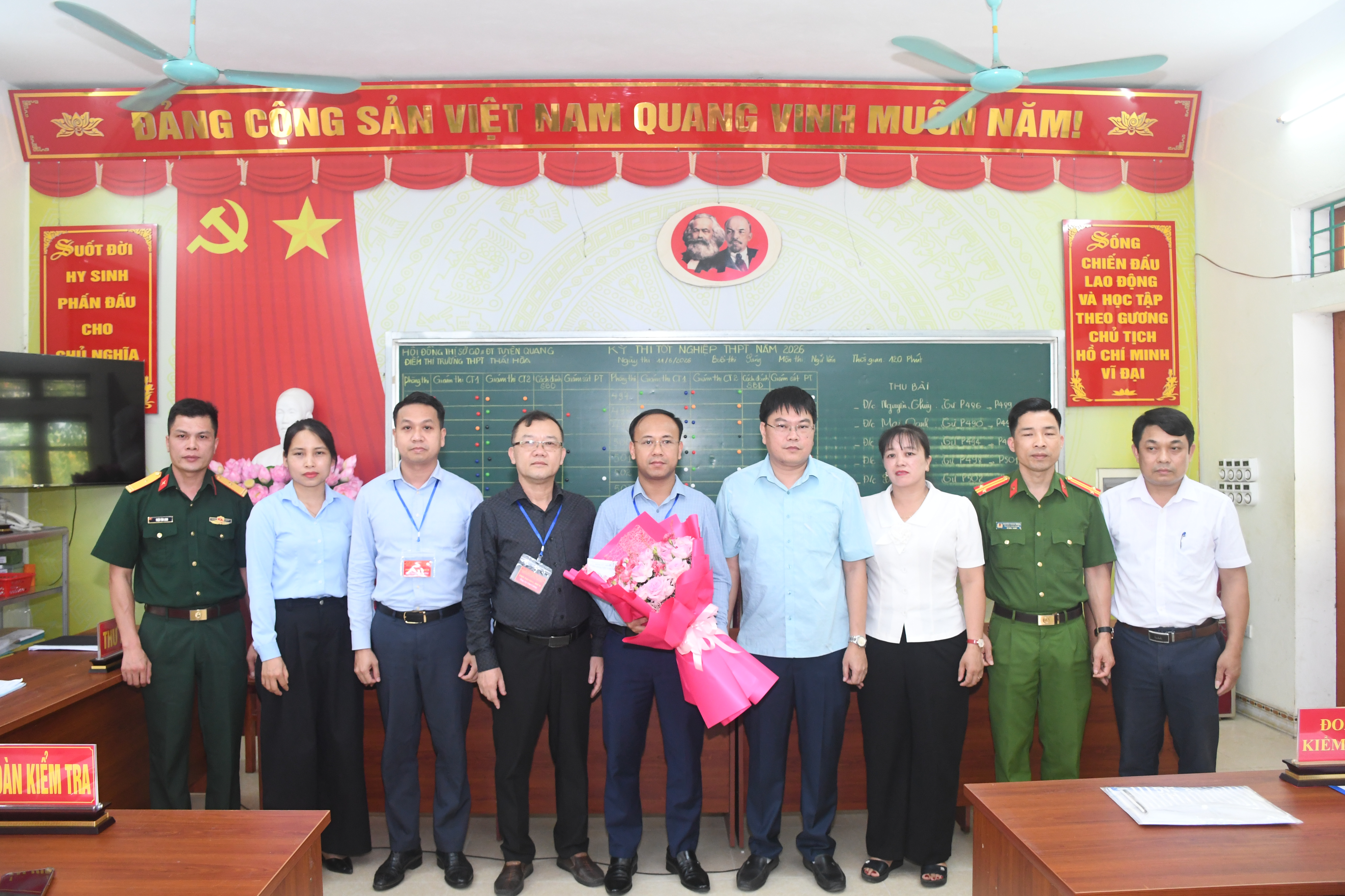 Lãnh đạo xã Thái Hòa thăm, động viên Hội đồng coi thi tốt nghiệp THPT năm 2026 tại điểm thi Trường THPT Thái Hòa