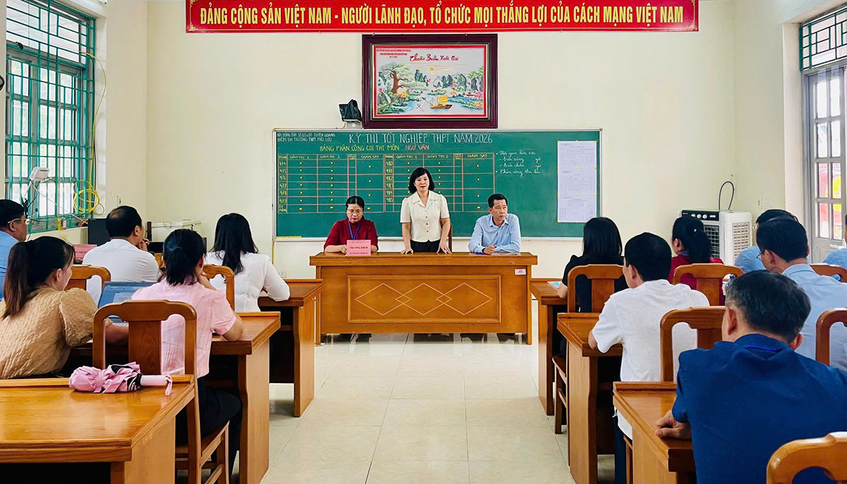 Lãnh đạo xã Phù Lưu thăm, động viên Hội đồng coi thi tốt nghiệp THPT năm 2026.