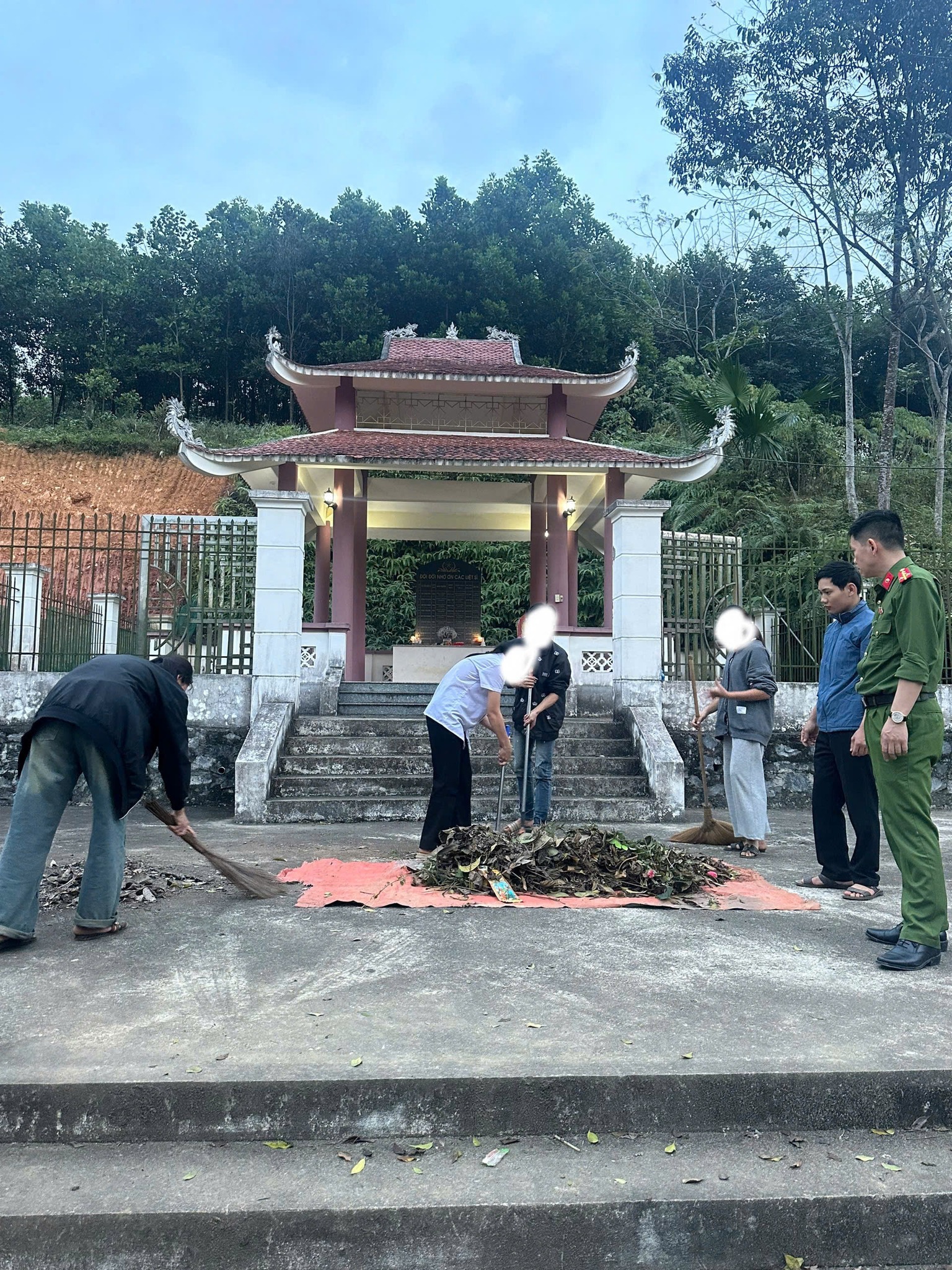 CÔNG AN XÃ TRUNG HÀ NHẮC NHỞ CÁC CHÁU HỌC SINH THƯỜNG XUYÊN VI PHẠM NỘI QUY NHÀ TRƯỜNG