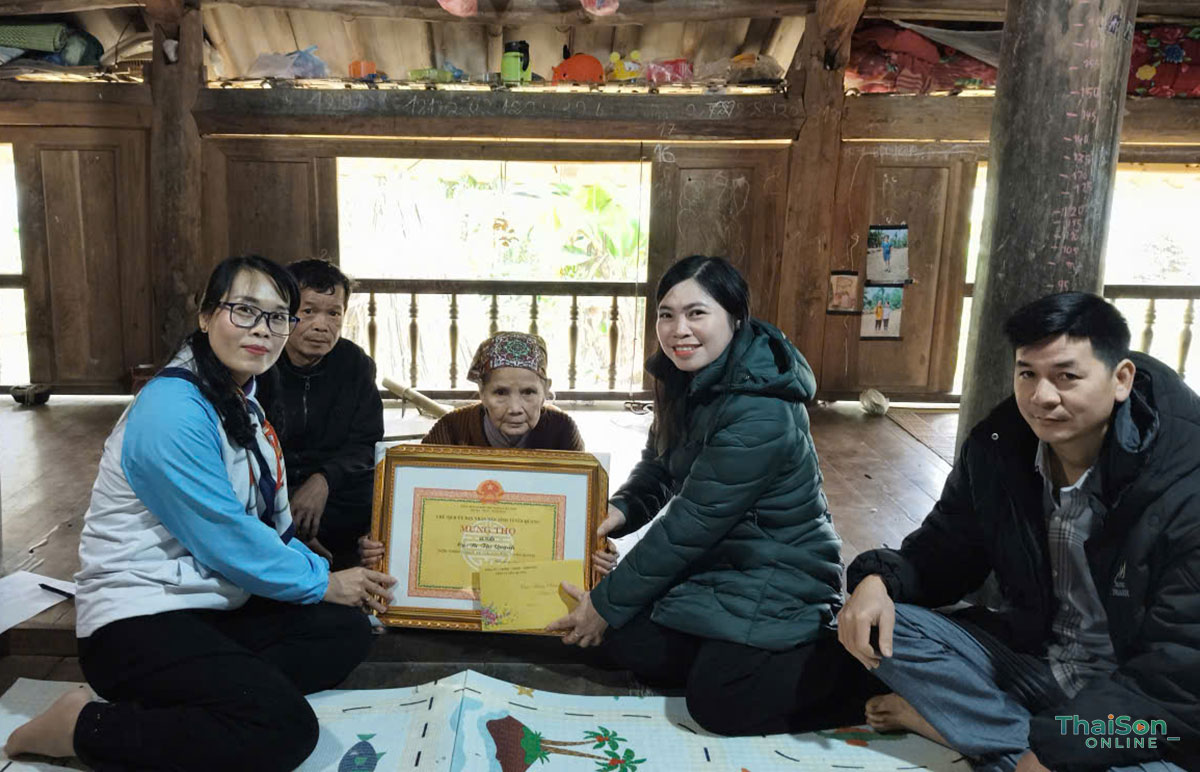 Đồng chí Phó Chủ tịch UBND xã Nguyễn Thị Tám thăm, tặng quà gia đình chính sách và chúc thọ người cao tuổi