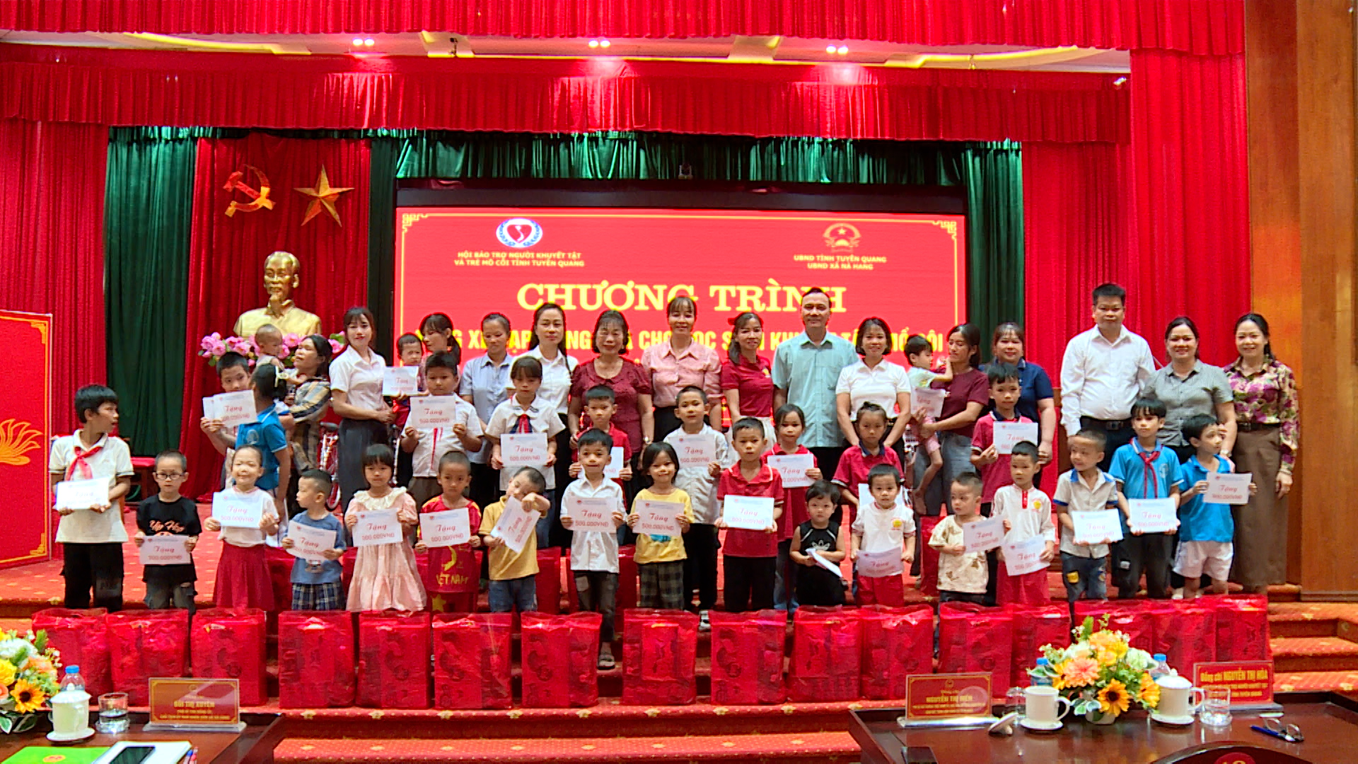 Hội Bảo trợ người khuyết tật và trẻ mồ côi tỉnh tặng xe đạp, quà cho học sinh có hoàn cảnh khó khăn trên địa bàn xã Nà Hang