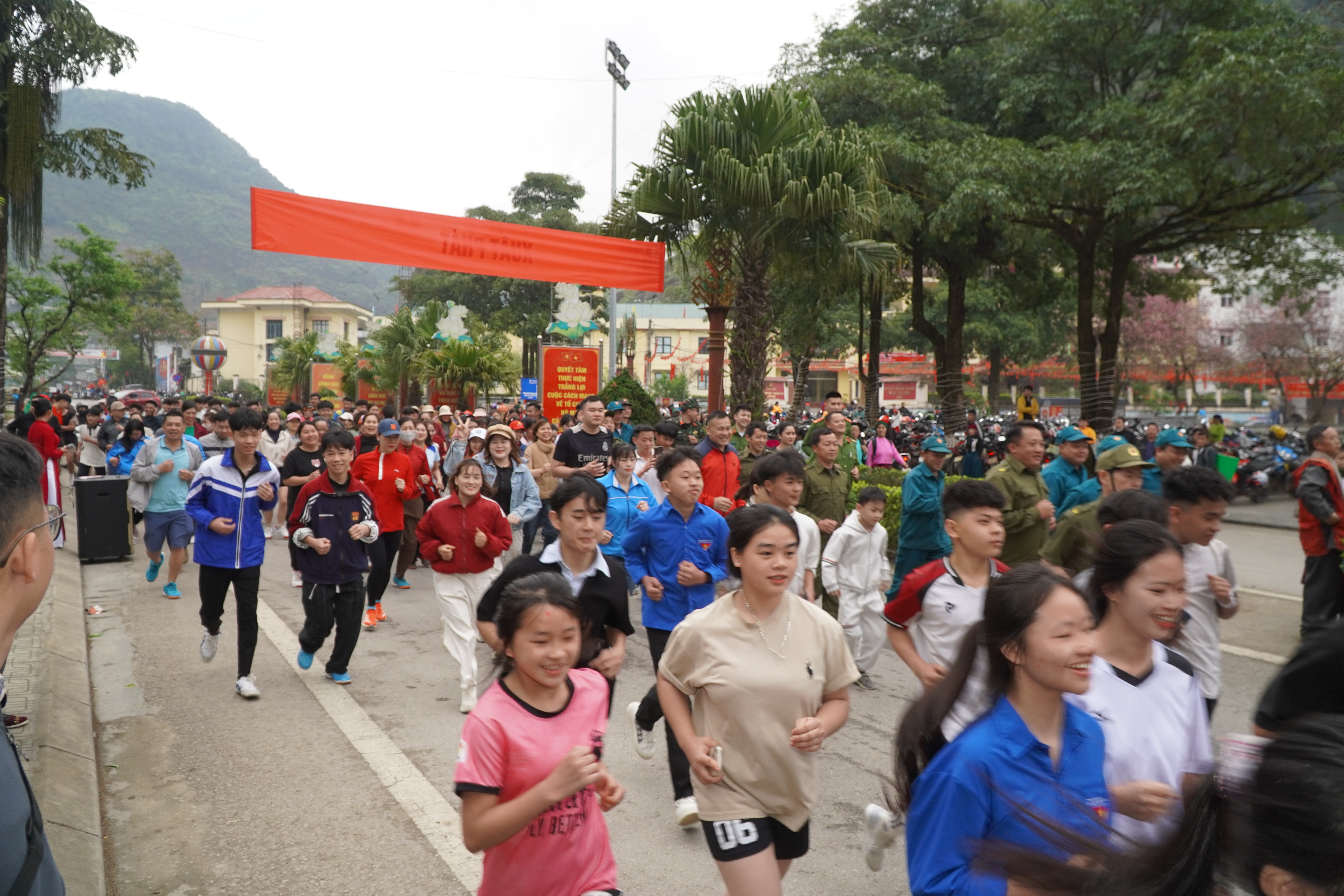 Mèo Vạc tổ chức Lễ phát động Ngày chạy Olympic vì sức khỏe toàn dân gắn với ra mắt Chi hội Du lịch xã năm 2026