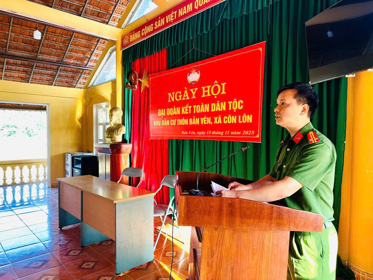 CÔNG AN XÃ CÔN LÔN HƯỞNG ỨNG NGÀY HỘI ĐẠI ĐOÀN KẾT TOÀN DÂN TỘC VÀ TUYÊN TRUYỀN “TOÀN DÂN THAM GIA, CHẤP HÀNH QUY ĐỊNH CỦA LUẬT QUẢN LÝ, SỬ DỤNG VŨ KHÍ, VẬT LIỆU NỔ, CÔNG CỤ HỖ TRỢ NĂM 2025”