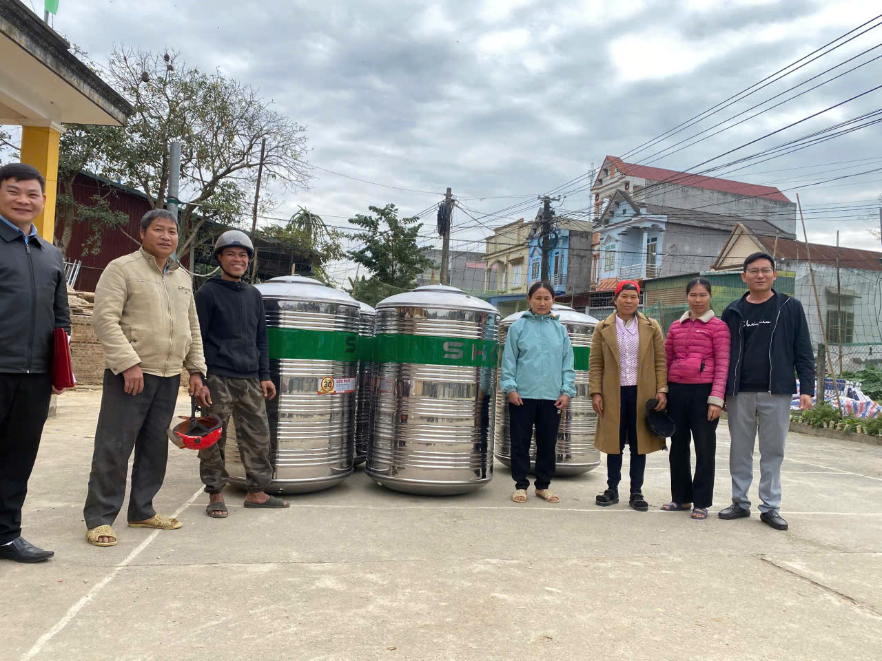 Xã Tân An bàn giao hỗ trợ téc (bồn) chứa nước cho các hộ nghèo trên địa bàn xã