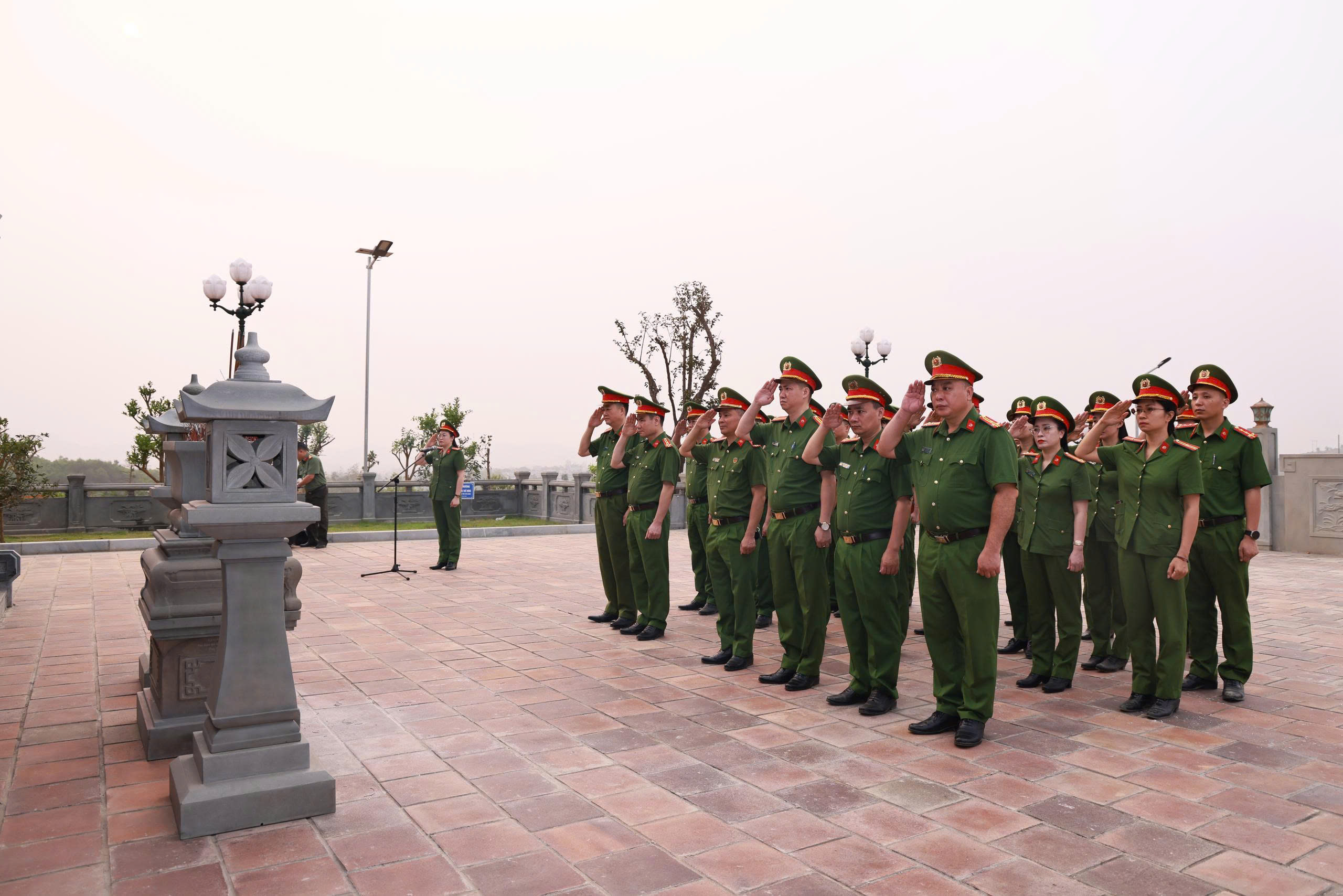 ĐOÀN ĐẠI BIỂU PHÒNG CẢNH SÁT QLHC VỀ TTXH TỔ CHỨC DÂNG HƯƠNG, BÁO CÔNG NHÂN DỊP KỶ NIỆM 80 NĂM LỰC LƯỢNG CẢNH SÁT QLHC VỀ TTXH (18/4/1946 – 18/4/2026)