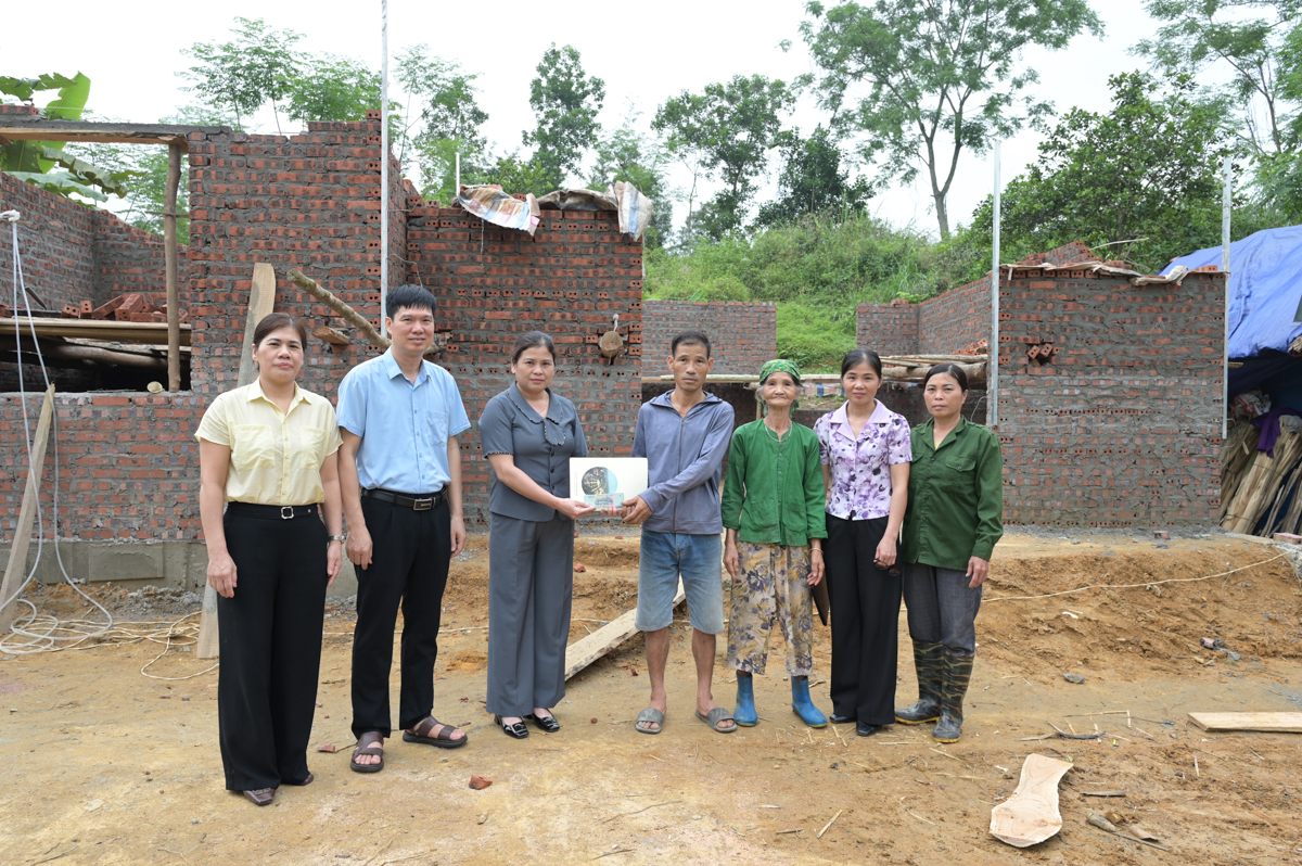 Chủ tịch UBND xã kiểm tra tiến độ xây dựng nhà Đại đoàn kết tại thôn 2 Xa Hạc