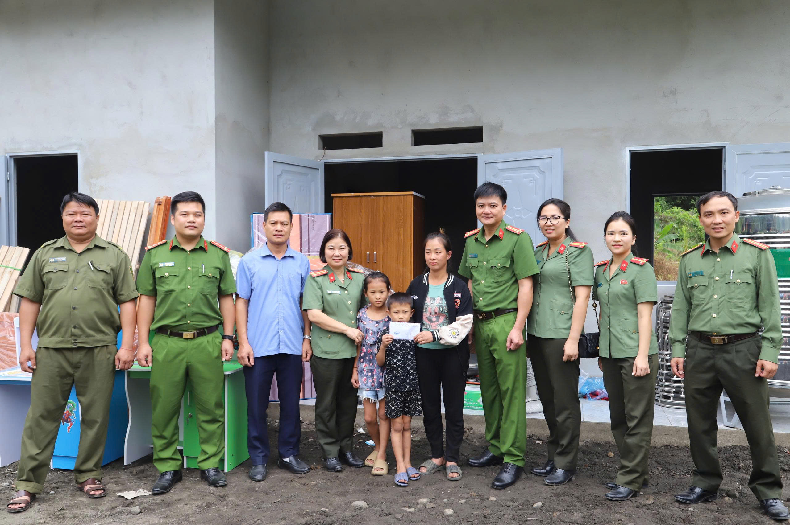 THANH TRA CÔNG AN TỈNH TRAO HỖ TRỢ PHỤ NỮ HOÀN CẢNH KHÓ KHĂN TẠI XÃ BẮC QUANG