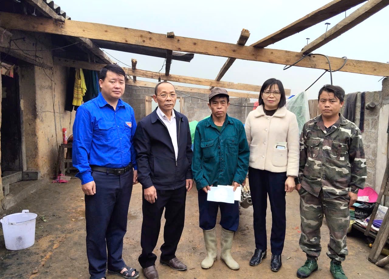 Cấp ủy, chính quyền và Mặt trận Tổ quốc cùng các đoàn thể chính trị - xã hội xã Lao Chải thăm hỏi, động viên các hộ gia đình bị thiệt hại do thiên tai