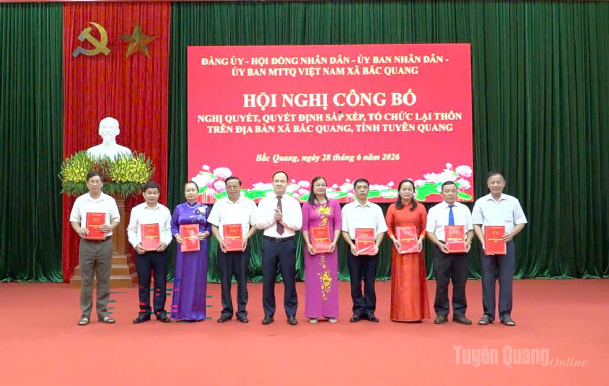 Xã Bắc Quang công bố các nghị quyết, quyết định sắp xếp, tổ chức lại thôn