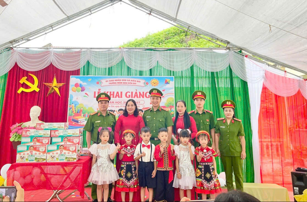 PHÒNG CẢNH SÁT THI HÀNH ÁN HÌNH SỰ VÀ HỖ TRỢ TƯ PHÁP DỰ LỄ KHAI GIẢNG, TẶNG QUÀ CHO HỌC SINH TRƯỜNG MẦM NON KIÊN ĐÀI