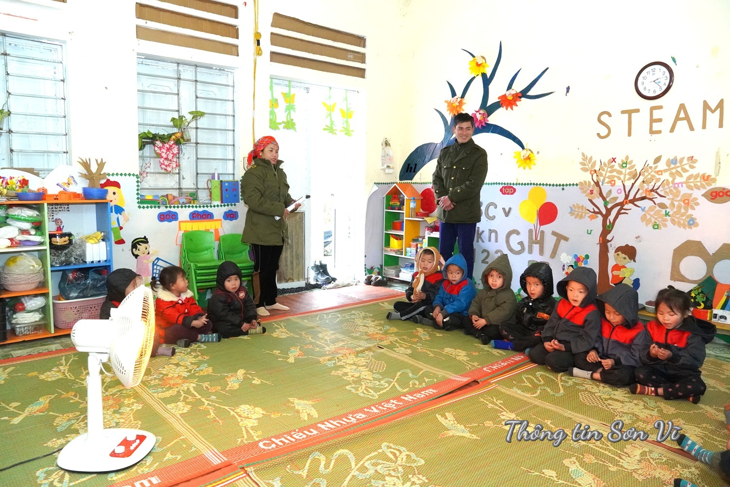 Phó Chủ tịch UBND xã Sơn Vĩ Trần Việt Hùng kiểm tra công tác chống rét cho học sinh