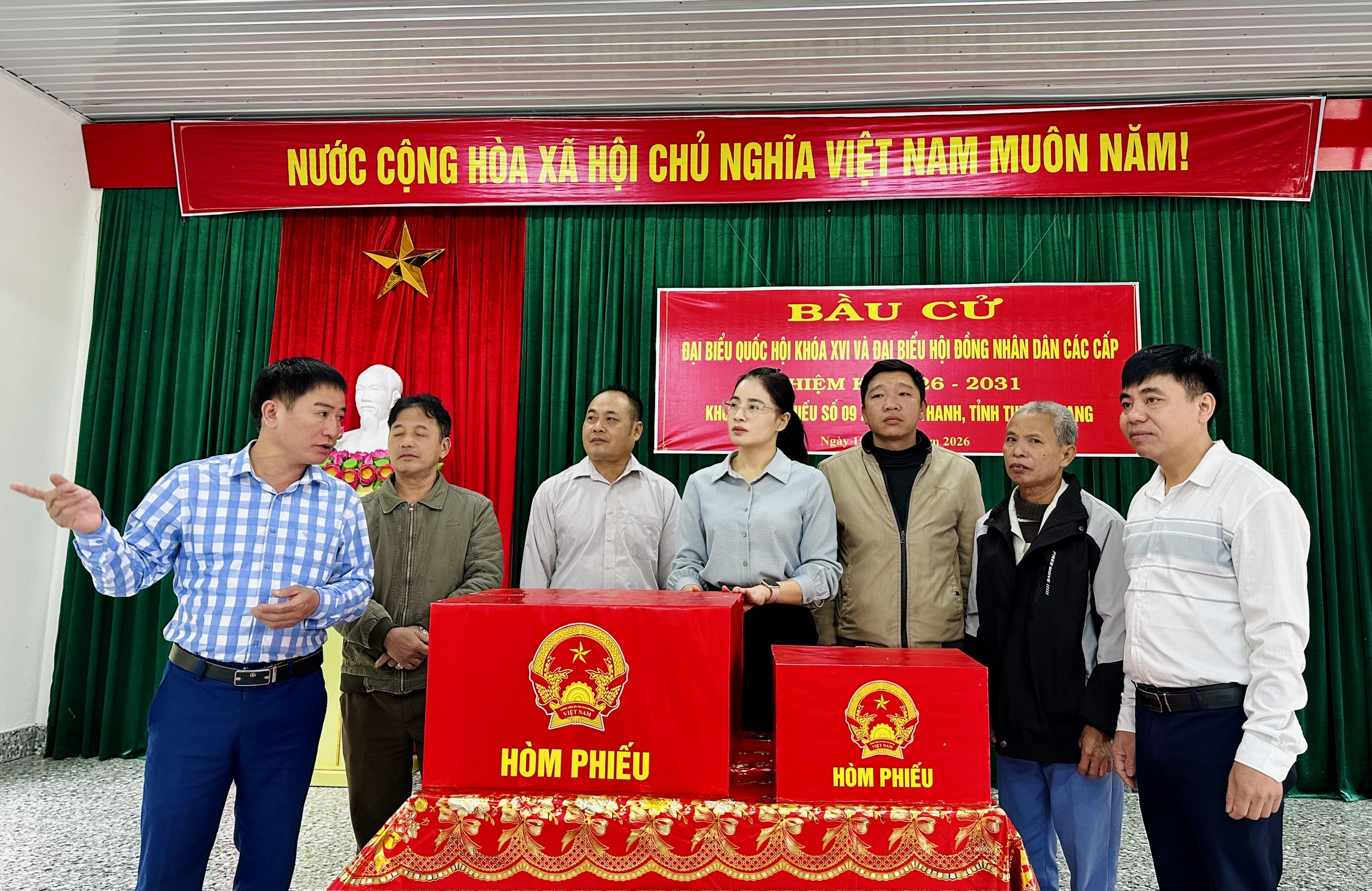 Đồng chí Bí thư Đảng ủy xã Hứa Thị Hà kiểm tra công tác chuẩn bị bầu cử trên địa bàn xã