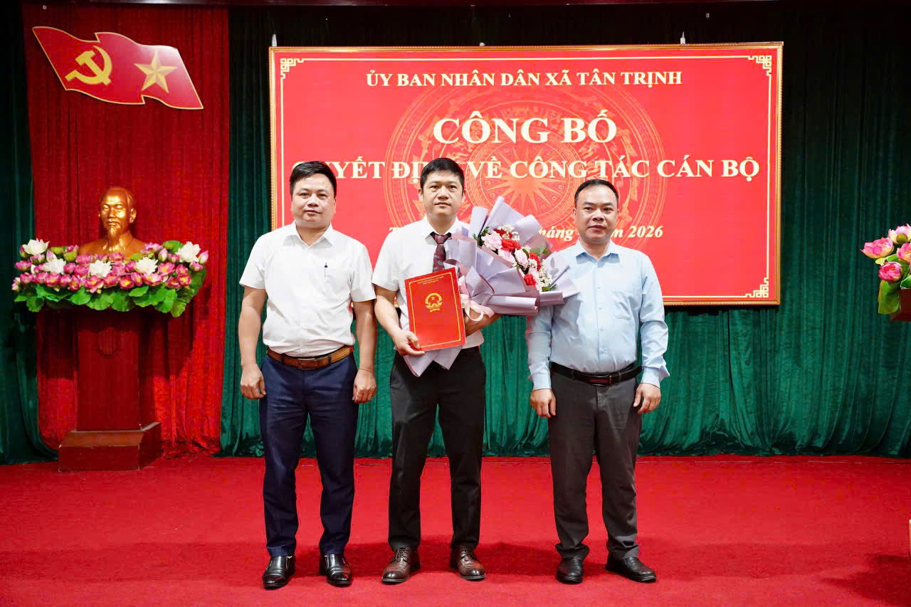 TÂN TRỊNH CÔNG BỐ QUYẾT ĐỊNH BỔ NHIỆM GIÁM ĐỐC TRUNG TÂM PHUCJVUJ HÀNH CHÍNH CÔNG