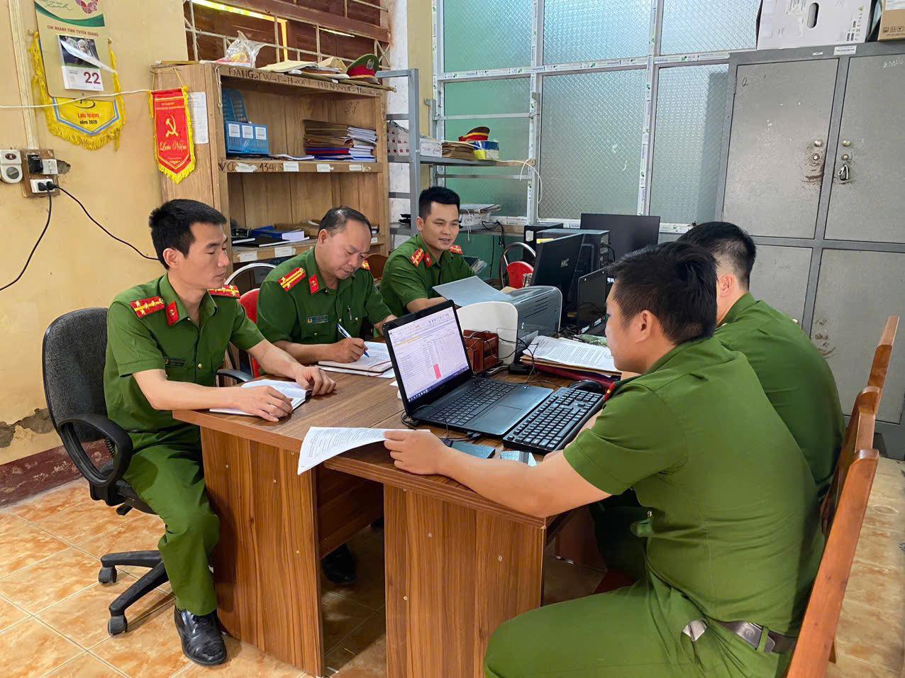 THÀNH LẬP CÁC TỔ CÔNG TÁC HƯỚNG DẪN UBND VÀ CÔNG AN CẤP XÃ TRIỂN KHAI LUẬT PCCC VÀ CNCH, CÁC NGHỊ ĐỊNH, THÔNG TƯ HƯỚNG DẪN THI HÀNH